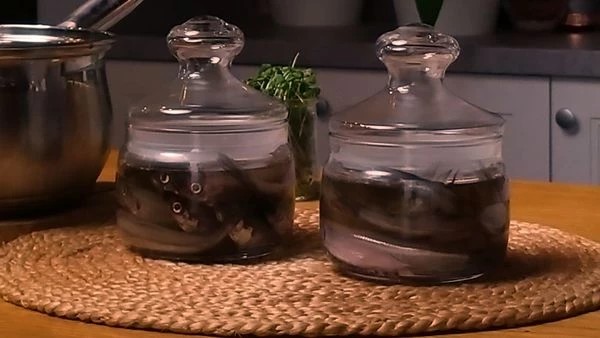 Готовую рыбу подавать с горячим отварным картофелем и свежей зеленью. Приятного аппетита!

