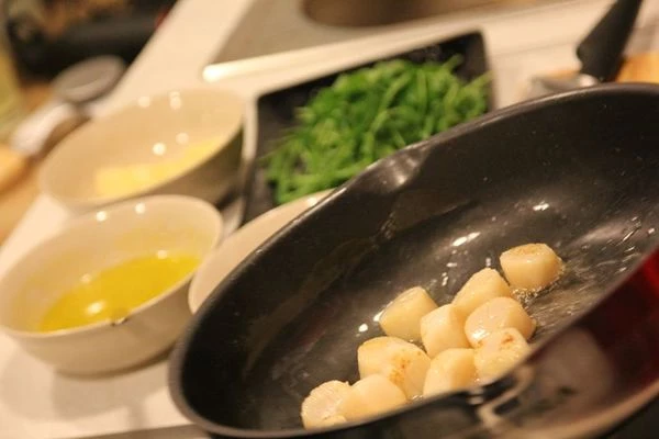 Уложите гребешки, грибы и ананасы на блюде вокруг горки с рукколой. При желании все ингредиенты можно перемешать.