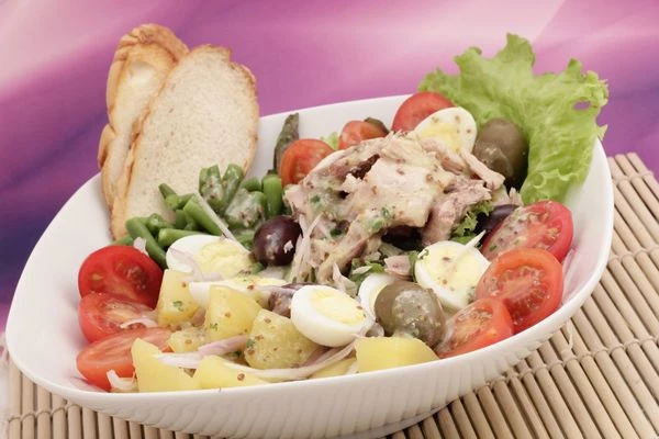 Украсить оливками, гренками и полить по вкусу оставшейся заправкой.