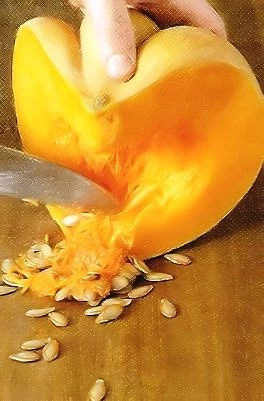 Разрежьте каждый гребешок вдоль на 3 части. Лук и имбирь нарежьте мелким кубиком. Тыкву очистите от кожуры и семян, нарежьте средними кубиками.