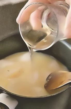 Разморозьте гребешки естественным способом нижней  полке холодильника. Лук измельчите и обжарьте на раскаленной сковороде  в половине разогретого масла 3-4 минуты. Добавьте обсушенные бумажным полотенцем гребешки. Влейте добавьте вино. Посолите, поперчите по вкусу. Доведите до кипения, уменьшите  огонь и готовьте 2 мин., 1 раз перевернув. Шумовкой выложите гребешки в жаропрочную форму или тарелку. Оставшийся бульон процедите через мелкое сито.