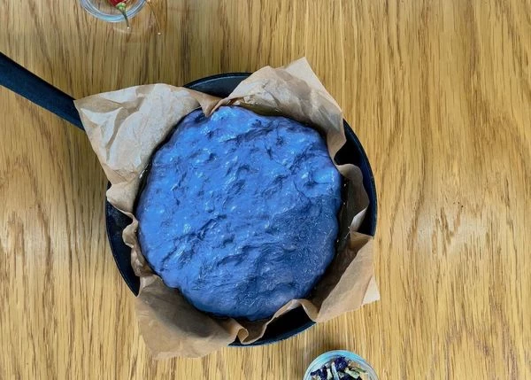 Переложить в сковороду для запекания застеленную пергаментом, дать подойти в 2 раза. Смазать оливковым маслом.
Диаметр сковороды 16-20 см. 