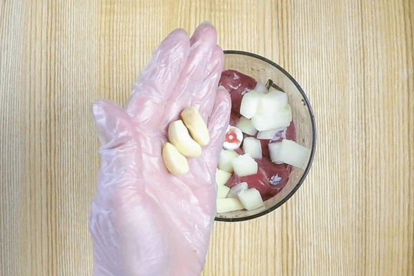 Куриную печень пробить в блендере с нарезанным луком и чесноком до однородной массы