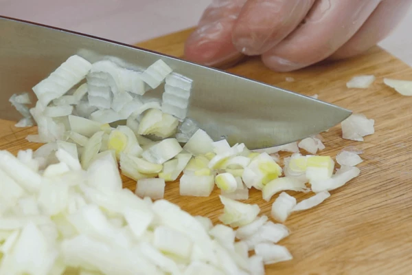 Лук нарезать кубиком.