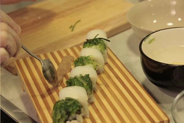 Полученный ролл разрезать пополам. Затем и зеленую и белую части разрезать еще на 4 части.