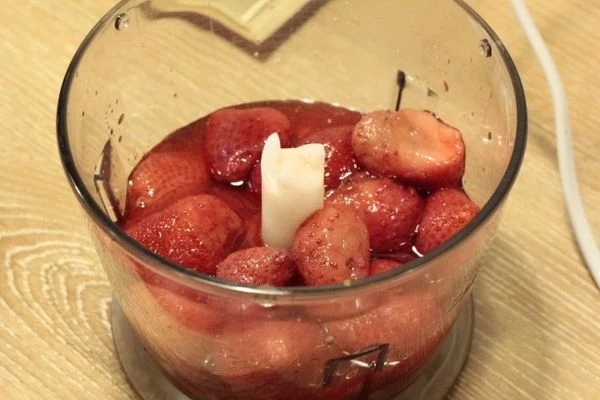 В блендере взбить клубнику с сиропом и молоком. Затем добавить дробленный лед, еще раз пробить.