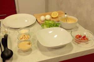 Салат Романо, промыть, обсушить. Порвать руками на крупные кусочки. Помидоры черри нарезать на половинки. Отварное яйцо разрезать на 4 части.