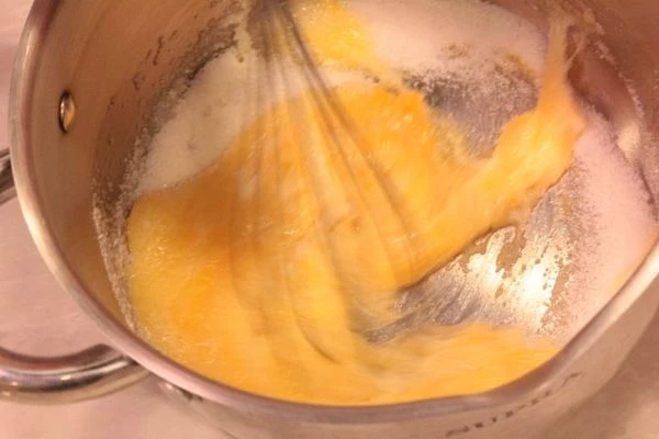 Приготовить корж: растереть сахар с яйцом, затем добавить сметану, перемешанную с содой,сгущенное молоко и какао. Хорошо перемешать, всыпать муку. Если сгущенное молоко густое, то муки 1,5 ст, если жидкое, то 2 ст.