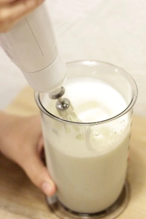 В чашке блендера  смешать мороженое, молоко, джем. Взбить венчиком до образования пены.