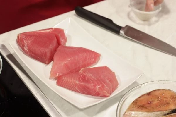 Стейк тунца разморозить естественным способом на нижней полке холодильника на дренаже. Обсушить бумажным полотенцем.