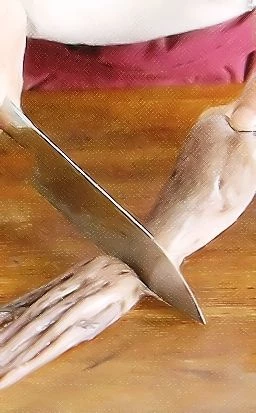 Разморозьте осьминога естественным способом на нижней полке холодильника.  Отделите головы, они не понадобятся. Промойте под проточной водой и обсушите бумажным полотенцем.