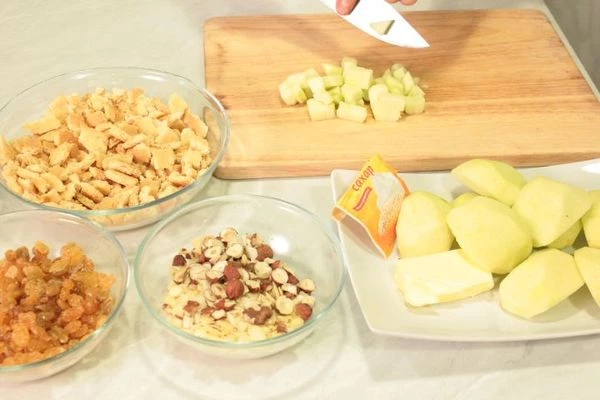 Яблоки очистить от кожуры и семечек. Изюм замочить на 5 минут в теплой воде.