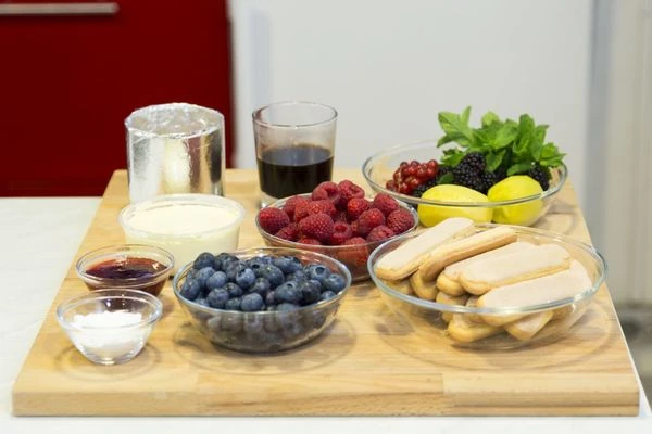 Подготовьте форму для десерта: фольгу сложите в 4-5 слоев и сверните из нее  цилиндр высотой 12см, в диаметре 10см. Склейте скотчем по краю.