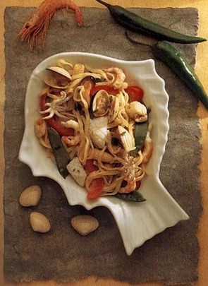 Дары моря с яичной лапшой