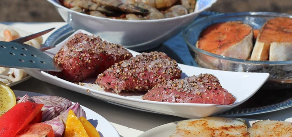 Замариновать в оливковом масле (2 ст. л.), размолотом кориандре и смеси перца с солью на 15-20 минут.