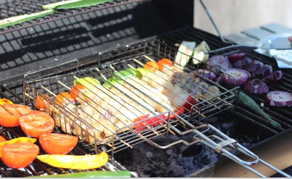   Обжарить на решетке с двух сторон до готовности морепродуктов.