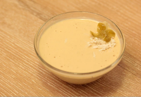 Приготовить соус: в чашке смешать майонез, чеснок, каперсы, анчоус, горчицу, пробить хорошо блендером, добавить ворчестерский соус и натертый сыр. Посолить, поперчить по вкусу.