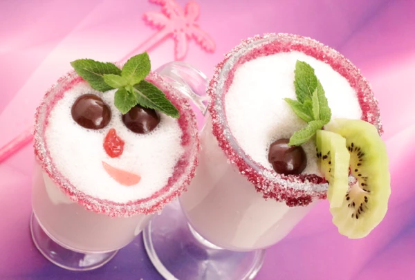 Разлить по бокалам, украсить фруктами и мятой.