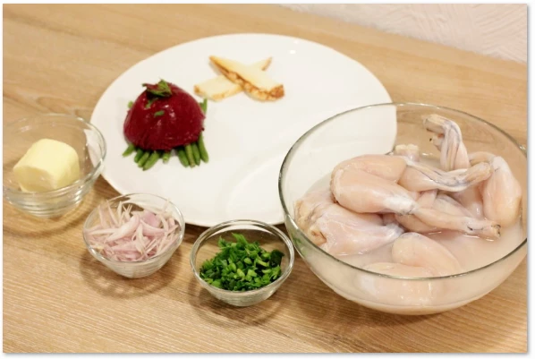  Лягушачьи лапки разморозить естественным способом на нижней полке холодильника. Промыть, обсушить, замариновать в вине, соли, перце на 30 минут.  Фасоль разморозить, положить в кипящую подсоленную воду на 3-4 минуты, проварить до полу готовности.