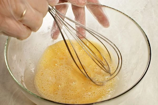 Еще раз хорошо размешать венчиком до получения однородной массы.