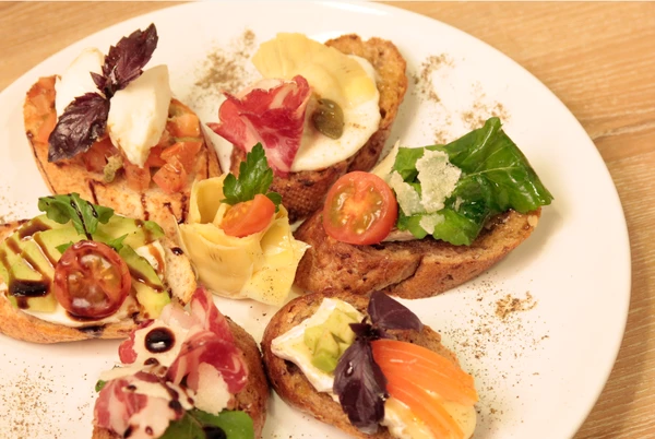 Далее по желанию можете составить свой "бутерброд", выложив сверху помидоры, сыр, окорок сыровяленый, авокадо, украсить веточками зелени и соусом или оливковым маслом.