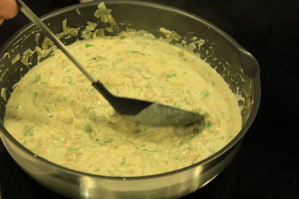 Залить овощи сливками. Выпарить сливки до загустения соуса.  