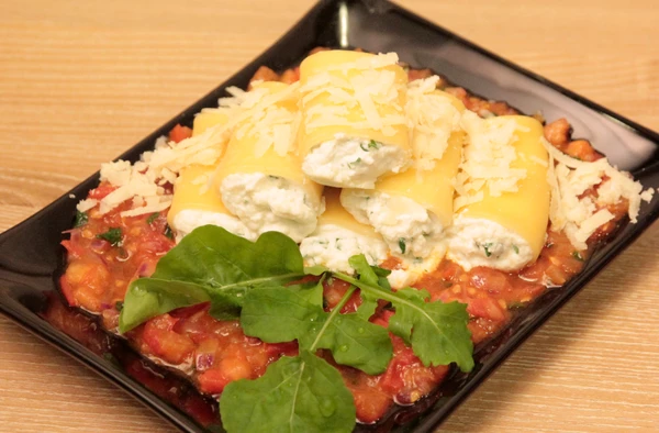 Выложить в форму для запекания, смазанную маслом и поставить в разогретую до 180С духовку на 5 минут. Подать на готовом томатном соусе.