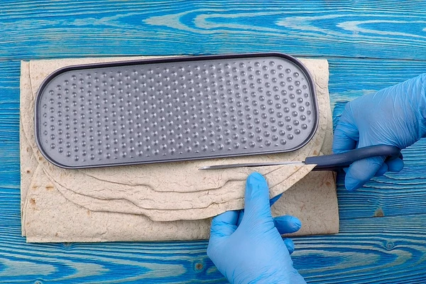 По форме для запекания вырезать лаваш.