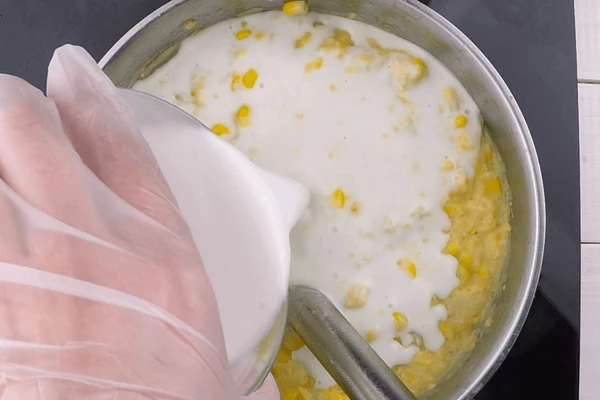 Пробить блендером до однородного состояния, добавляя оставшиеся кокосовые сливки. (Если получается слишком густой суп, то добавить необходимое количество воды). Еще раз прогреть до закипания, снять с огня. Если хотите добиться более гладкой консистенции супа, то овощное пюре можно протереть через сито, а затем прогреть.