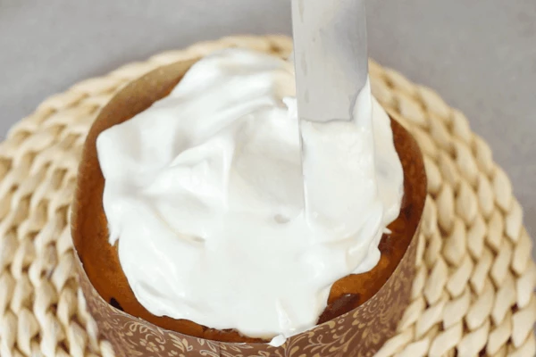 Остывшие куличи покрыть глазурью. 