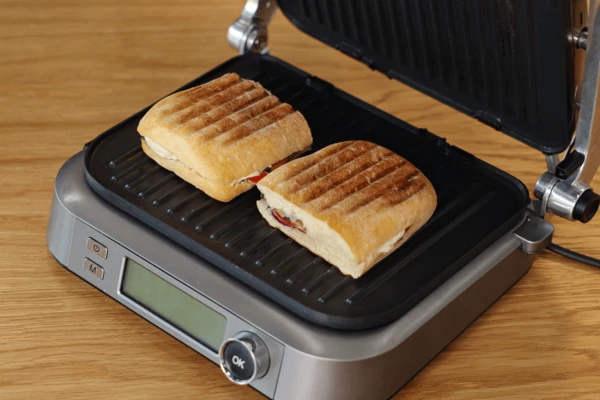 Прогреть наш сэндвич в гриле, можно обжарить на решетке.