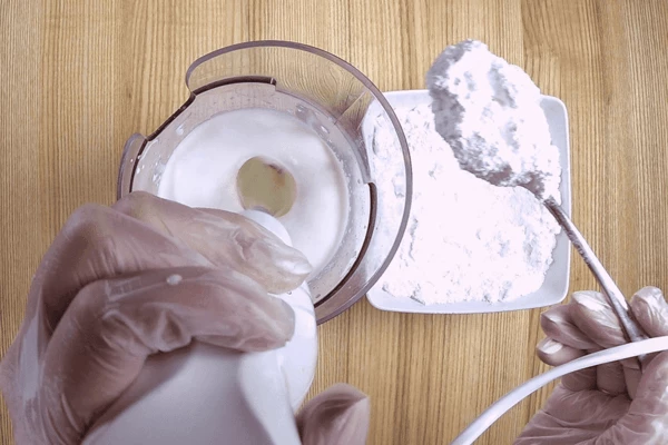 Продолжать взбивать сливки, постепенно добавляя сахарную пудру.