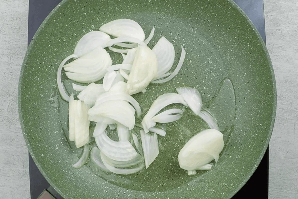 На разогретой с растительным маслом сковороде обжарить 2-3 минуты лук.