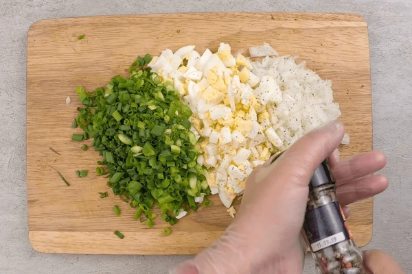 Лук репчатый мелко нарезать, зеленый лук и вареное яйцо порубить. Посолить, поперчить по вкусу.