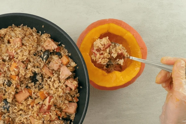 Смазать внутри растительным маслом, заполнить начинкой.