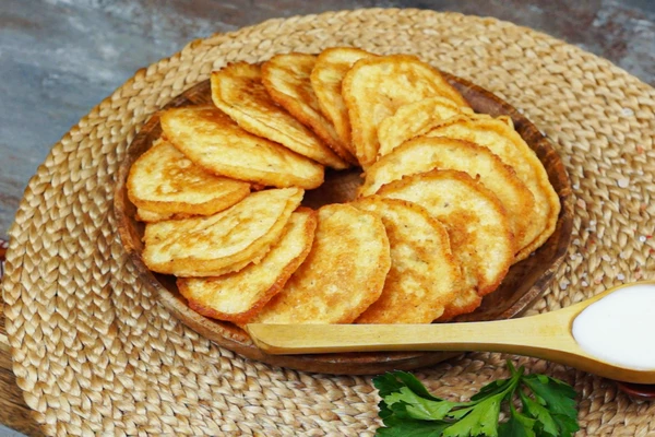 Подать готовые икряники со сметаной или йогуртовым соусом и зеленью.