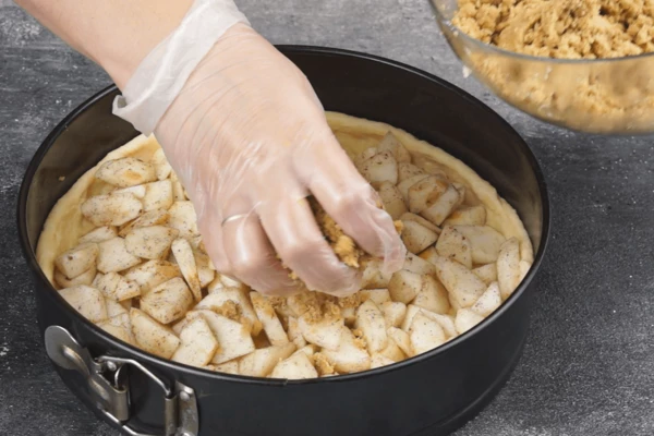 Выложить яблочную начинку.