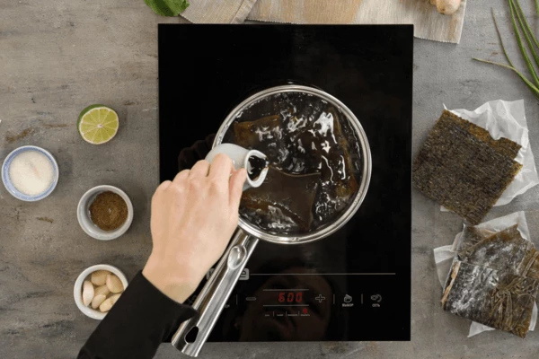 Добавить соевый соус, сахар, сок лайма, зиру, соль и перец.