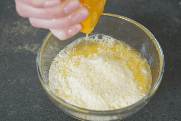 Для заправки крыльев смешать сок апельсина, лайма, растопленное сливочное масло и натертый пармезан. 