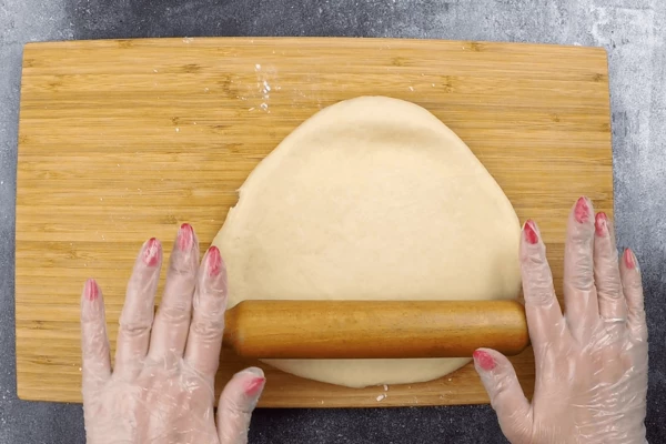  Готовое тесто разделить на две части,  раскатать толщиной 5-6 мм в прямоугольный пласт. 