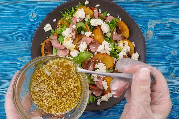 Украсить сыром, кунжутными семенами, полить заправкой.