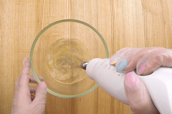 Белок (2 шт.) взбить до пены.