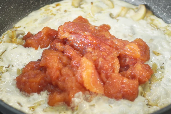 Добавить сливки, прогреть. Ввести нарезанную икру, перемешать, довести до кипения.