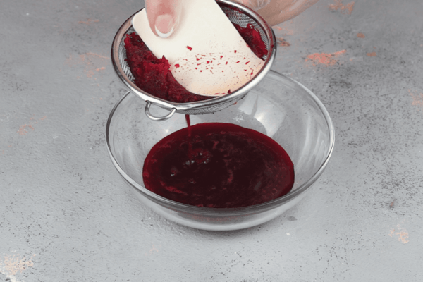 Из свежей или отварной свеклы отжать сок.