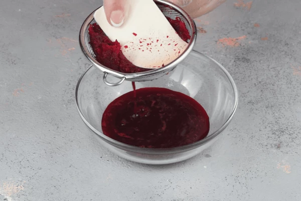 Из свежей или отварной свеклы отжать сок.