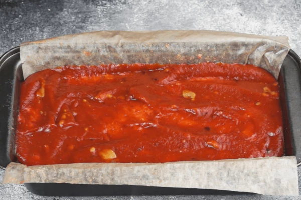 Распределить томатную "намазку" по всей поверхности. Поставить в разогретую до 190С духовку  примерно на 1 час. 