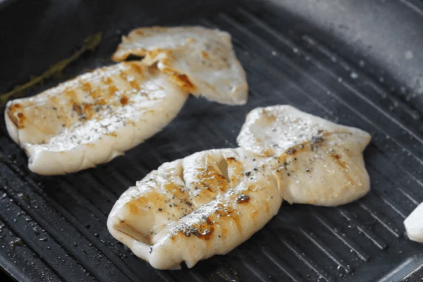 Кальмар обжарить на гриле с добавлением масла, тимьяна и чеснока.
