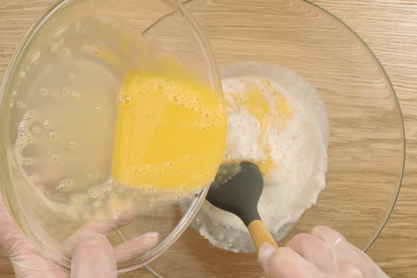  В смесь молока и дрожжей добавить масло с сахаром, взбитые яйца.