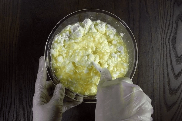 К яичной смеси добавить творог, ванилин на кончике ножа, хорошо перемешать.