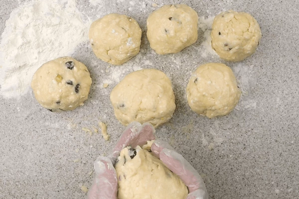 Разделить тесто на колобки ~ 5-7 штук.